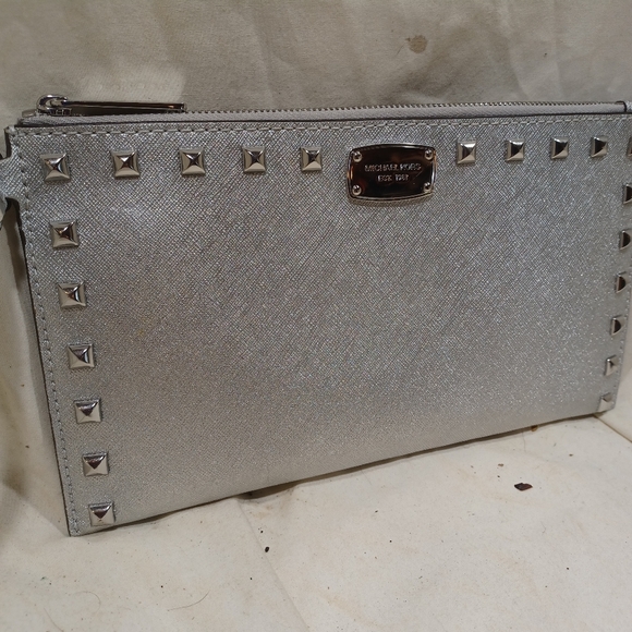 Michael kors wristlet - Picture 3 of 9